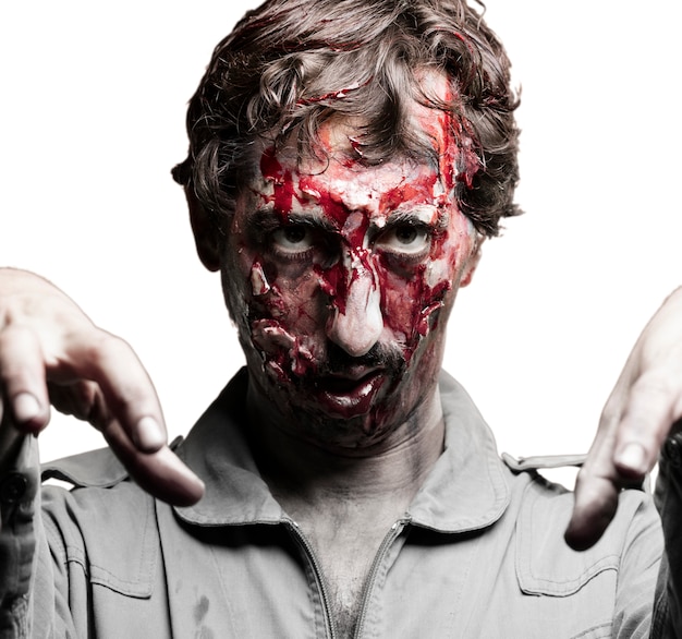 Foto gratuita l'uomo travestito da zombie