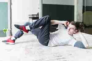 Free photo man doing crunches on exercise mat