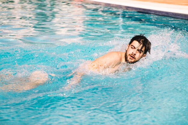 フロントクロール水泳をしている男
