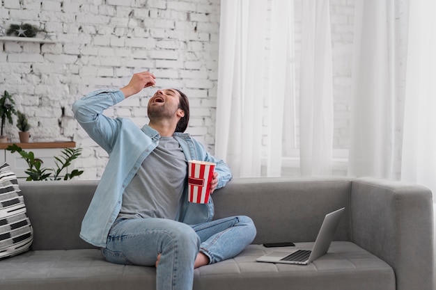 Uomo che fa il suo rituale di cura di sé