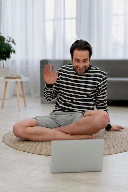 Uomo che fa il suo rituale di cura di sé