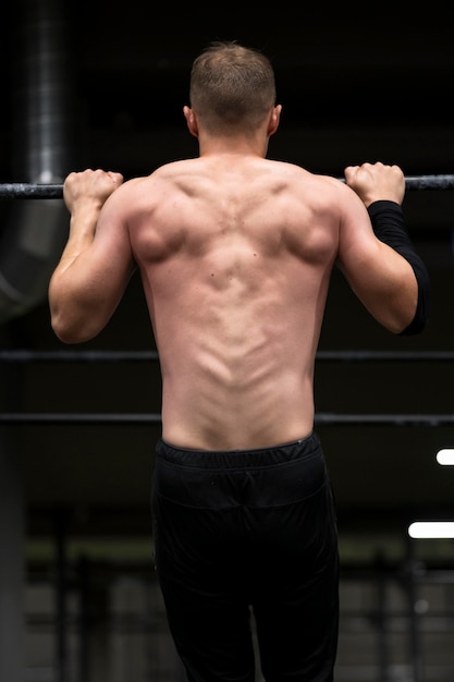 リフティング運動をしている男