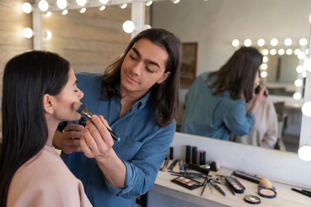 Free photo man doing makeup