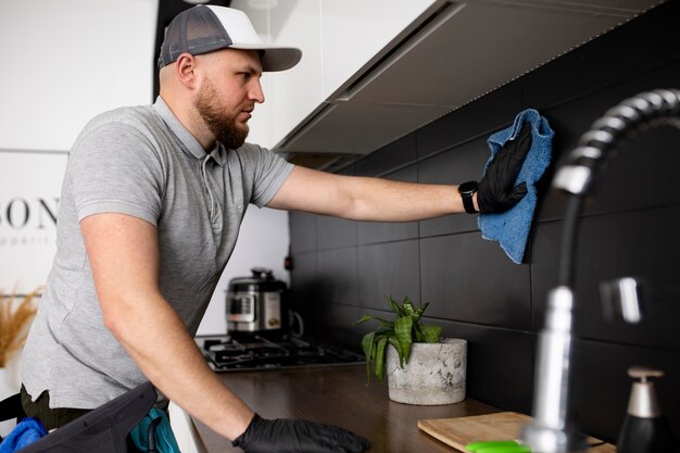 Foto gratuita uomo che fa servizio professionale di pulizia della casa