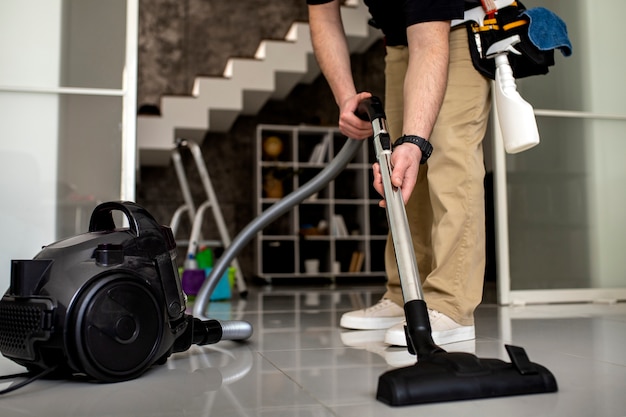 Free photo man doing professional home cleaning service