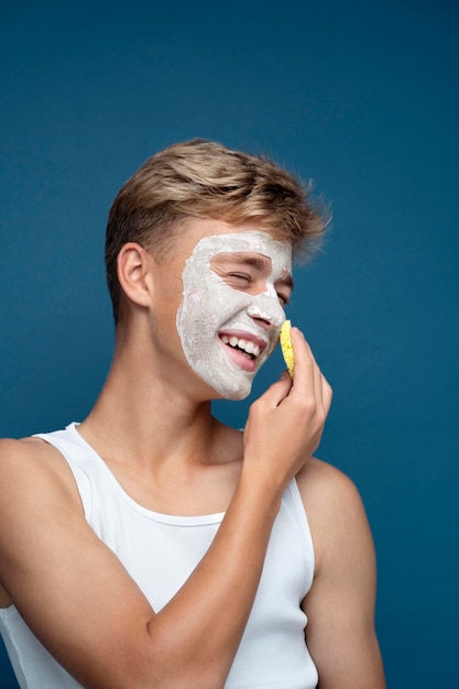 Foto gratuita uomo che fa routine di cura di sé