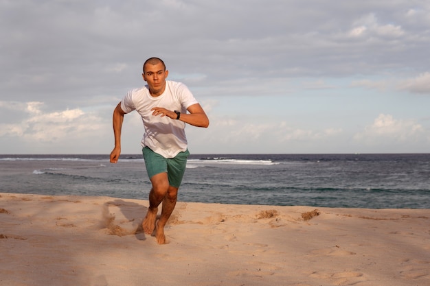 Человек занимается спортом на пляже. Бали