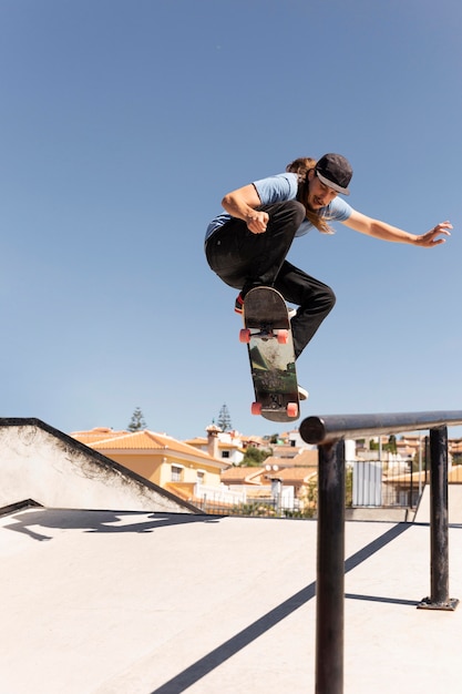 Foto gratuita uomo che fa acrobazie sullo skateboard