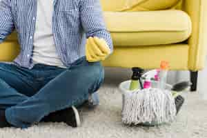 Free photo man doing yoga in preparation for cleaning