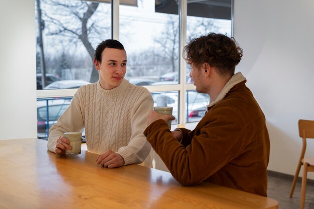 マッチ茶を飲んでいる男