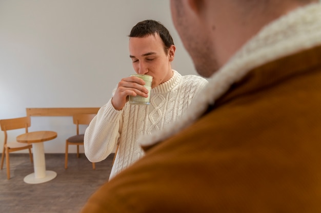 Foto gratuita uomo che beve tè matcha