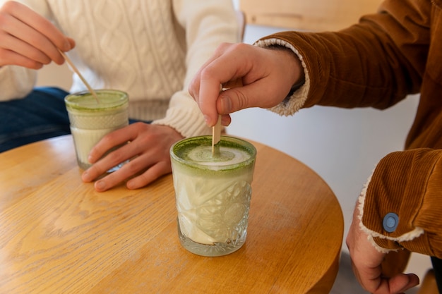 Foto gratuita uomo che beve tè matcha