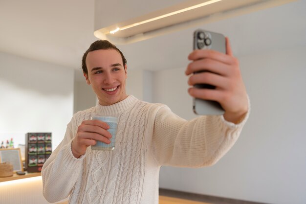 マッチ茶を飲んでいる男