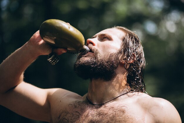 Человек питьевой воды в лесу