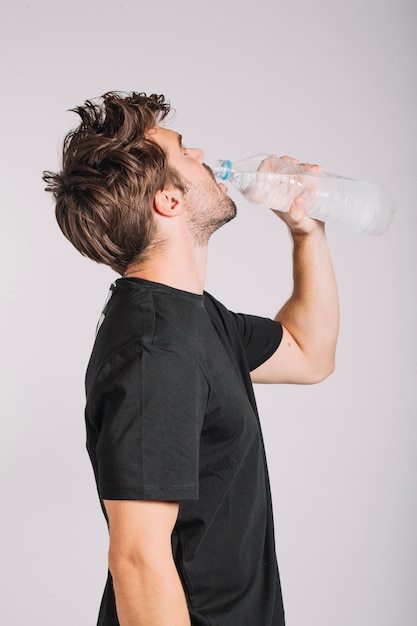 Free photo man drinking water