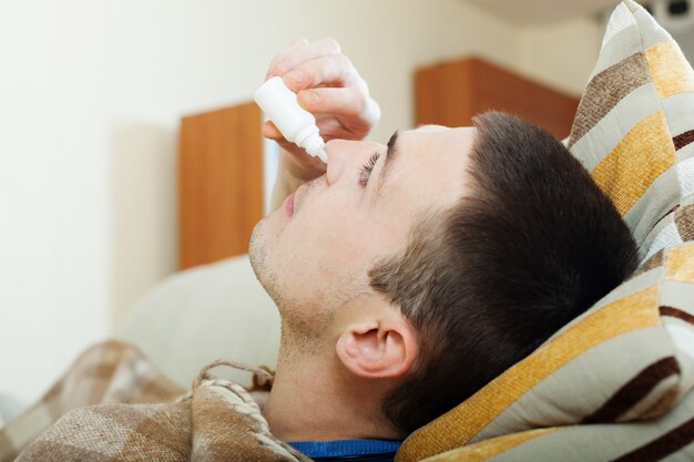 鼻水を滴っている男