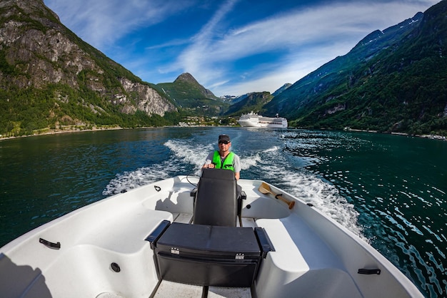 모터 보트를 운전하는 남자. geiranger 피요르드, 아름다운 자연 노르웨이.여름 휴가. 유네스코 세계문화유산인 게이랑에르 피요르드.