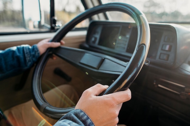 無料写真 バンのクローズアップを運転する男