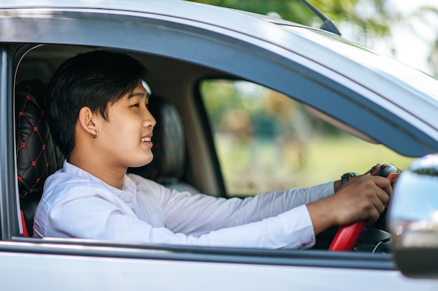 The man drove open the window and smilesd happily.