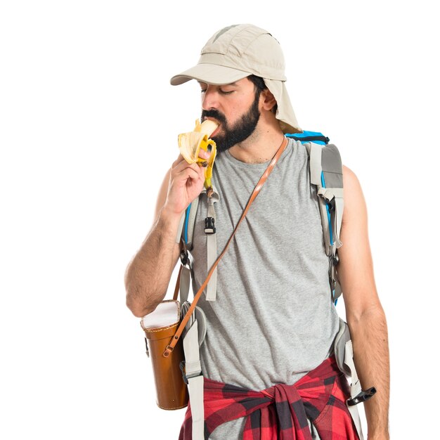 흰색 배경 위에 바나나를 먹는 남자