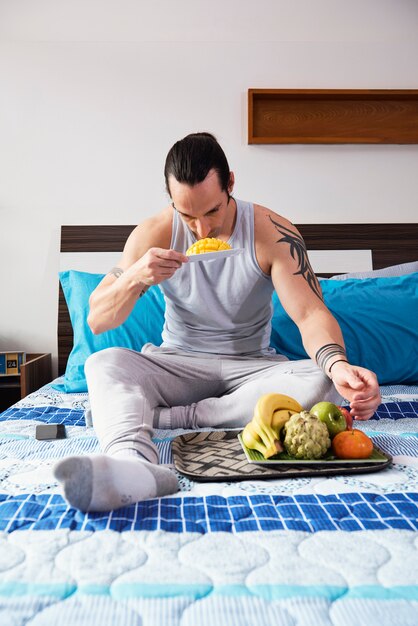 果物を食べる男