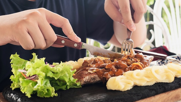 Foto gratuita ricetta della bistecca di maiale mangiatrice di uomini