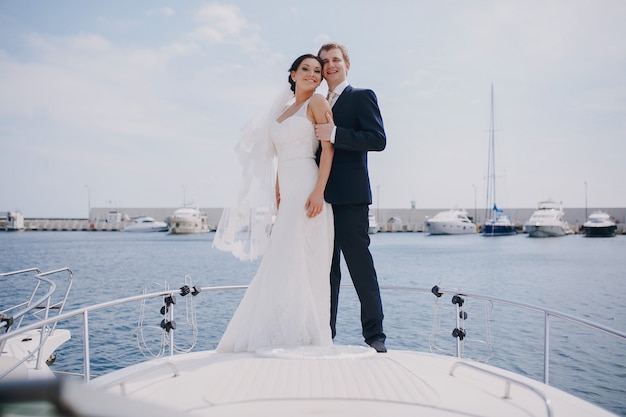 Foto gratuita l'uomo che abbraccia la sua moglie su una barca