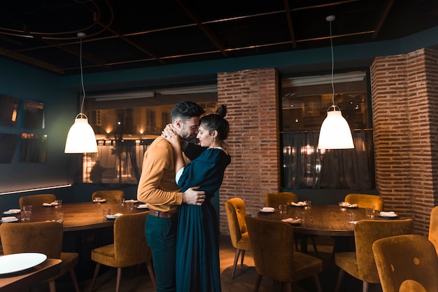 Free photo man embracing with woman in restaurant