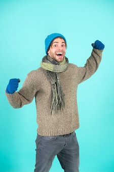 남자는 겨울 활동을 즐긴다. 겨울 옷을 입은 패션 모델. 겨울 패션과 스타일. 활동적인 사람들을 위한 신체 활동. 활동적인 라이프스타일을 위한 패션.