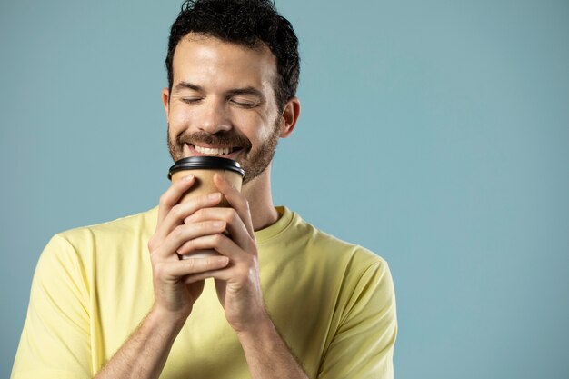 一杯のコーヒーを楽しんでいる男