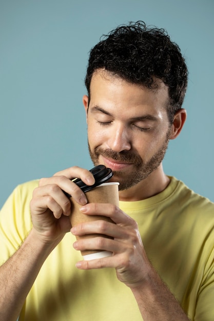 一杯のコーヒーを楽しんでいる男