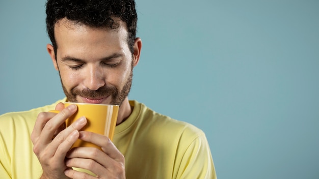 一杯のコーヒーを楽しんでいる男