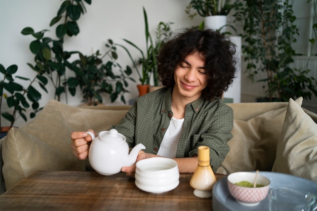 Foto gratuita uomo che si gode una tazza di tè matcha