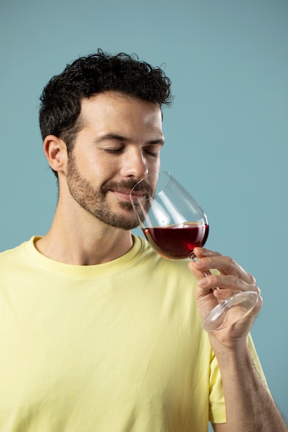 Foto gratuita uomo che si gode un bicchiere di vino rosso