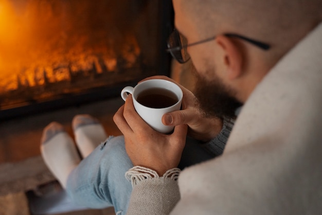 Uomo che gode di una bevanda calda durante la crisi energetica