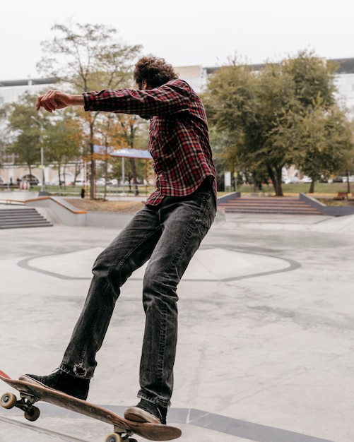 도시 공원에서 야외에서 스케이트 보드를 즐기는 남자