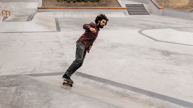 야외 공원에서 스케이트 보드를 즐기는 남자