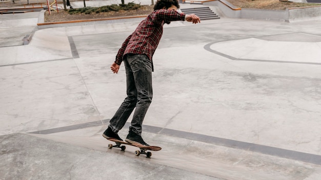 公園の外でスケートボードを楽しんでいる男