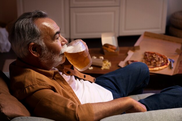 一人で家にいる間にビールを楽しんでいる男