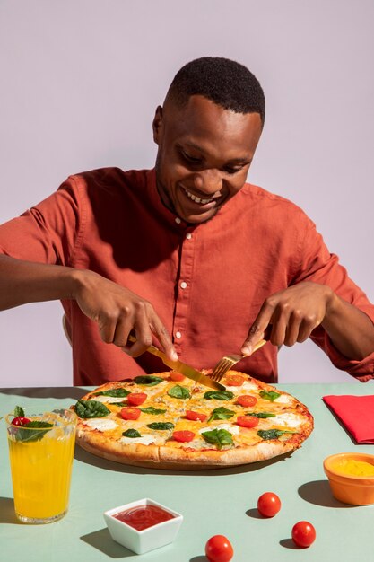 おいしいイタリア料理を楽しむ男