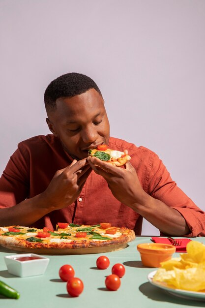 おいしいイタリア料理を楽しむ男