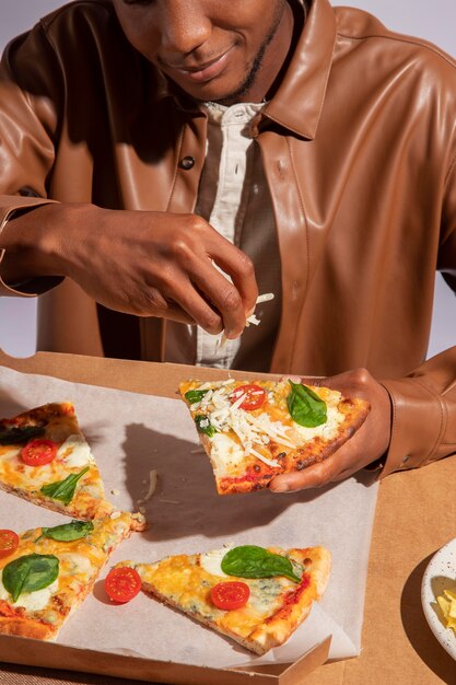 おいしいイタリア料理を楽しむ男