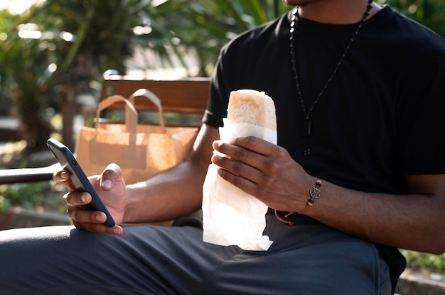 テイクアウトの食べ物を楽しんでいる男