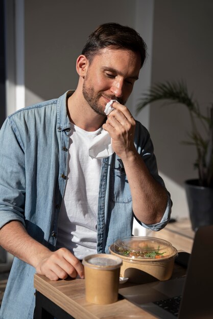 持ち帰り用の食べ物を楽しむ男