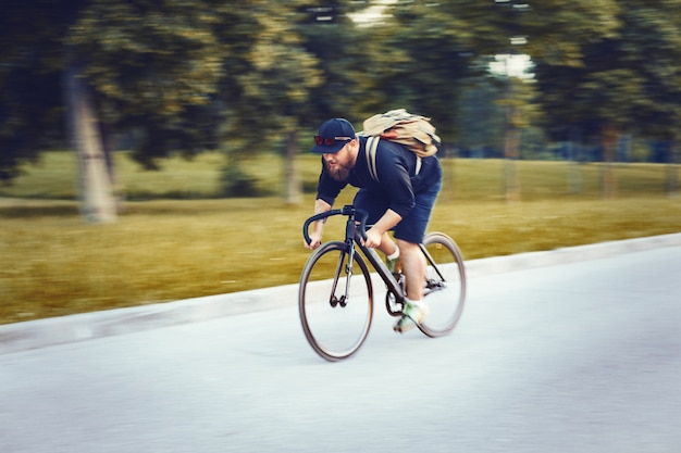 Бесплатное фото Человек осуществляет с велосипеда
