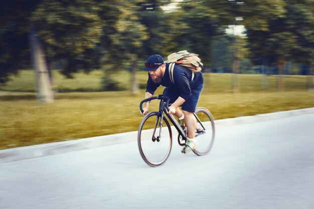 男は自転車で運動します