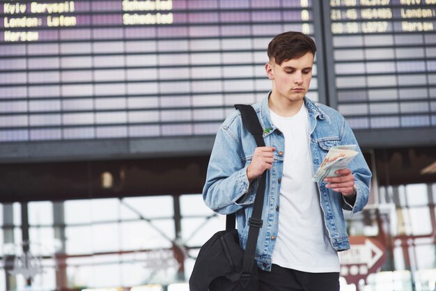 その男は空港での飛行を期待している。