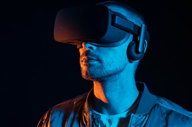 Человек испытывает виртуальную реальность в очках