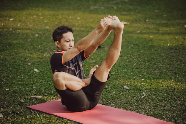 Foto gratuita uomo esperto di yoga