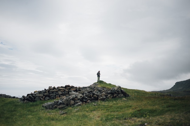 Человек исследует традиционный исландский пейзаж